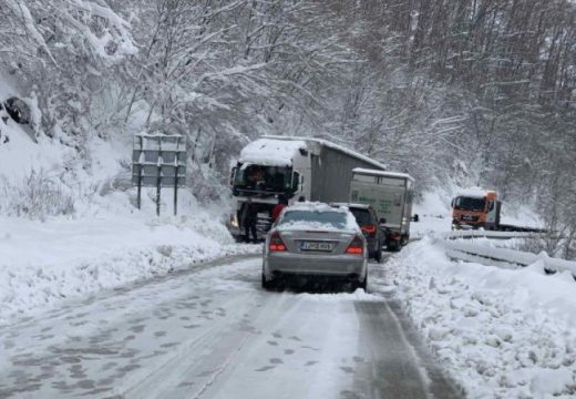 Snijeg pravi haos: Obustava saobraćaja na magistralnom putu Bijeljina – Tuzla VIDEO
