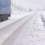 Stvara ozbiljne probleme vozačima: Snijeg zabijelio Hercegovinu (Video)