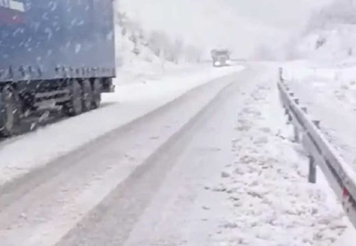 Stvara ozbiljne probleme vozačima: Snijeg zabijelio Hercegovinu (Video)