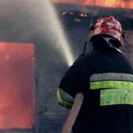 Hitno alarmirani vatrogasci: Vatra “progutala” krov kuće kod Bijeljine