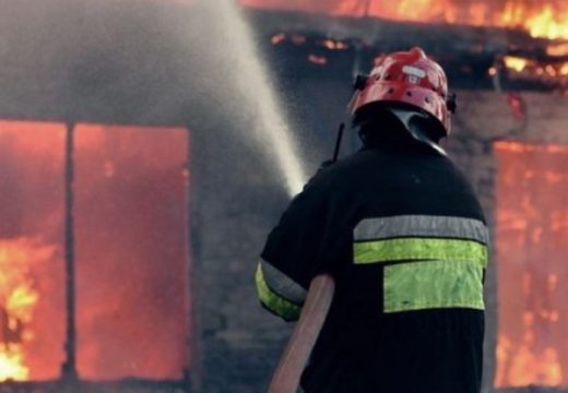 Hitno alarmirani vatrogasci: Vatra “progutala” krov kuće kod Bijeljine
