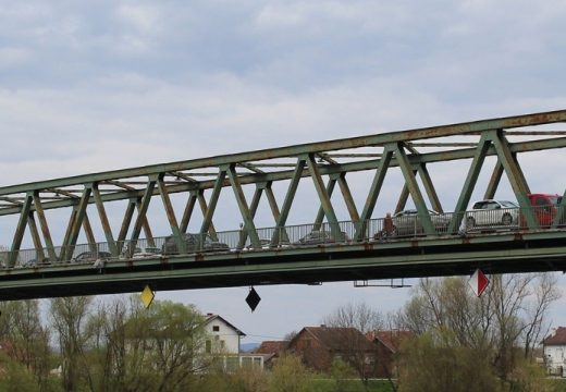 Kolone vozila na savskom mostu: Vozači satima čekaju na prelazu Gradiška