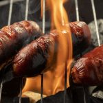 Ovako će BITI SOČNE, a hrskave spolja: Poznati kuvar tvrdi da pogrešno pržimo kobasice