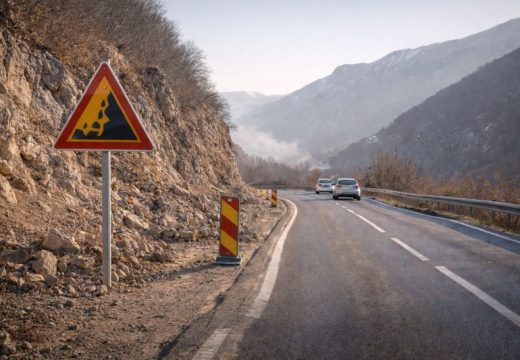Saobraćaj se odvija nesmetano: Vozačima se skreće pažnja na povećanu opasnost od odrona