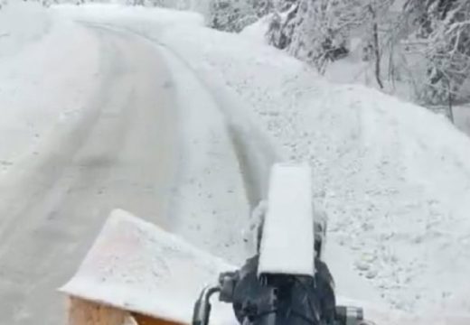 Novi snijeg – isti problemi: Nestanci struje i zatrpani putevi širom Srpske (Video)