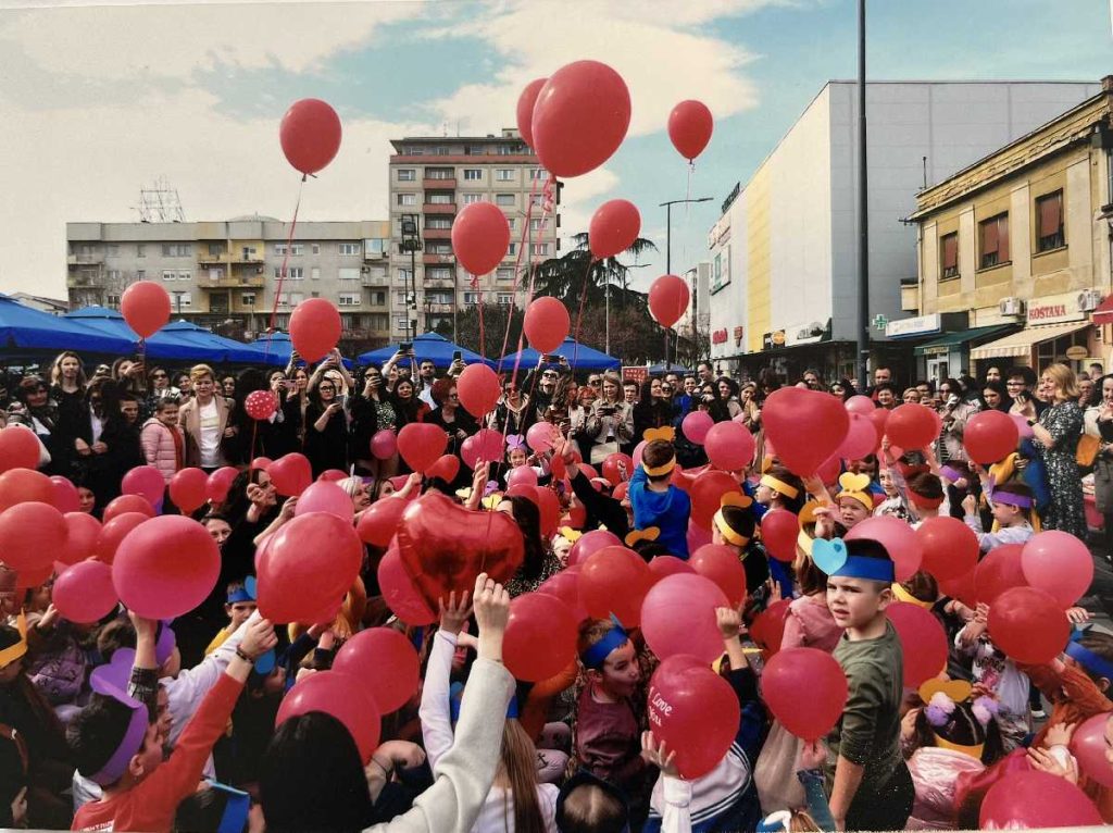 Osmomartovski vašar na Gradskom trgu: Najmlađi iz vrtića „Čika Jova Zmaj“ poklanjaju srca mamama i bakama