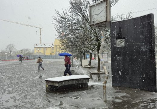Nigdje bez kišobrana: Kiša i snijeg nastavljaju da padaju i sutra