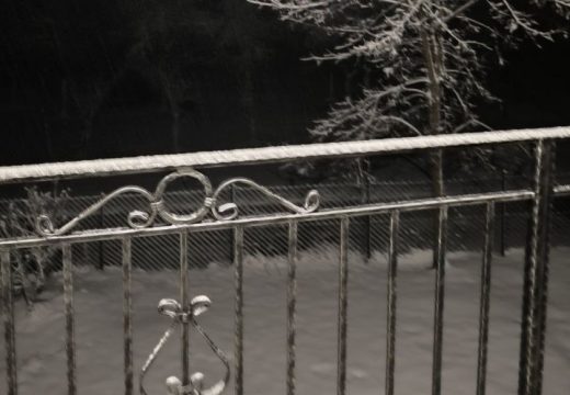 Zima pokazuje zube: Kneževo večeras pod snijegom (Video)