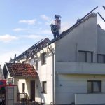 Detalji požara u Bijeljini: Gorio krov na kući u Balatunu (Foto)