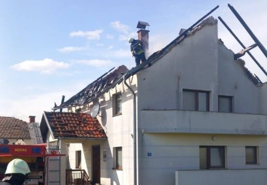 Detalji požara u Bijeljini: Gorio krov na kući u Balatunu (Foto)
