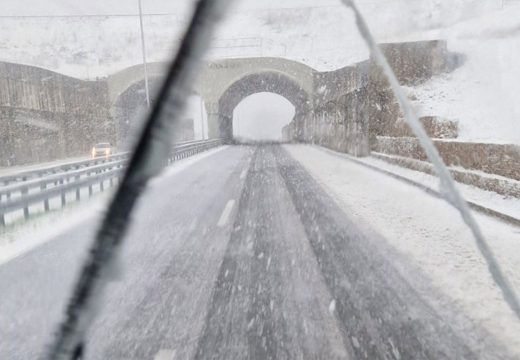 Stanje na putevima: Snijeg usporio saobraćaj na auto-putu “9. januar”