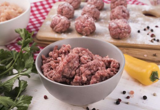 Mljeveno meso NIKAD NE MIJESITE RUKAMA: Trikovi profesionalnih kuhara od hlađenja do pravilnog korištenja hljeba