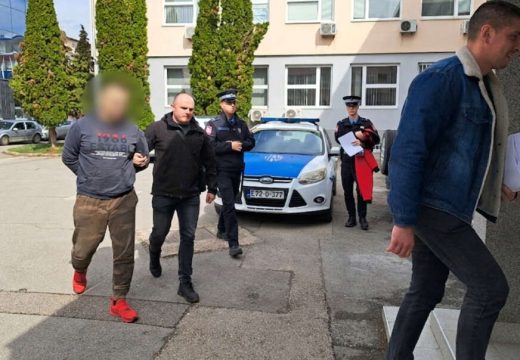 Zaplijenjeno oko 650 grama droge: Uhapšeni u akciji “Kurjak” sproveden u tužilaštvo u Doboju (Foto)