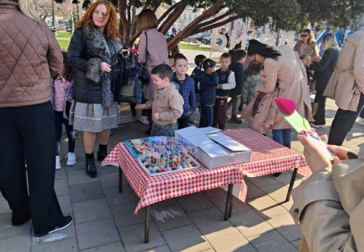 Mami i baki srce na dar: Osmomartovski vašar na Gradskom trgu (Foto)