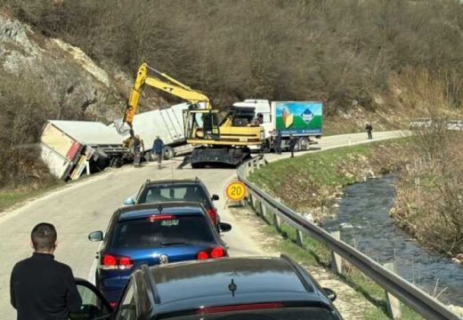 Saobraćaj usporen: Kamion u kanalu na putu ka Mrkonjić Gradu