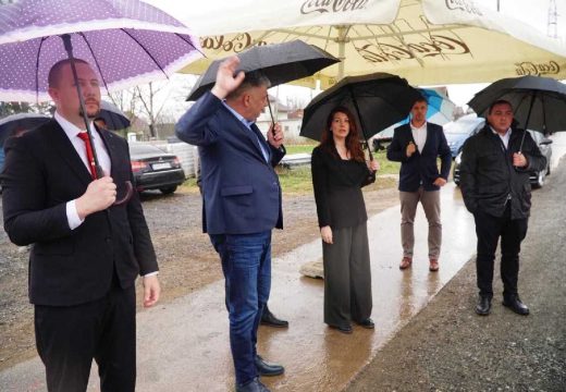 Kuzmićeva u Prijedoru: Obišla radove na izgradnji zaštitnog parapetnog zida i farmu “Škundrić”