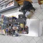 Dramatičan snimak iz Mostara: Prodavačica golim rukama zaustavila pljačkaša s puškom (Video)