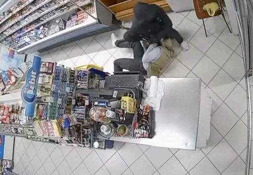 Dramatičan snimak iz Mostara: Prodavačica golim rukama zaustavila pljačkaša s puškom (Video)