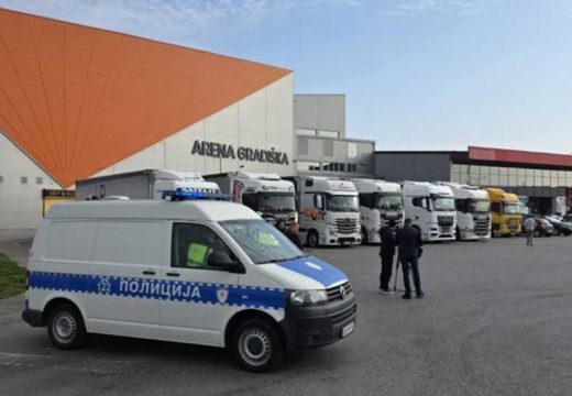 MUP RS ne dozvoljava blokade: Prevoznici krenuli ka granicama (Video)