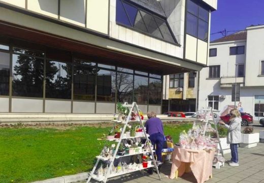 Bijeljinke prave i prodaju poklone za 8. mart: “Potrebno je mnogo ljubavi, strpljenja i vještine” (Foto)