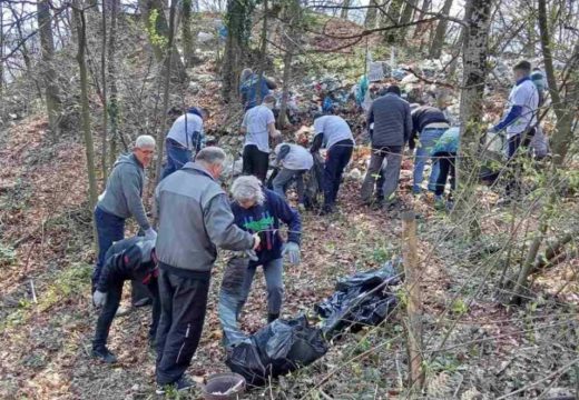 Ekologija: U ekološkoj akciji uklonjena najveća divlja deponija na Majevici, mještani Vakufa uređivali put kroz selo (Foto)