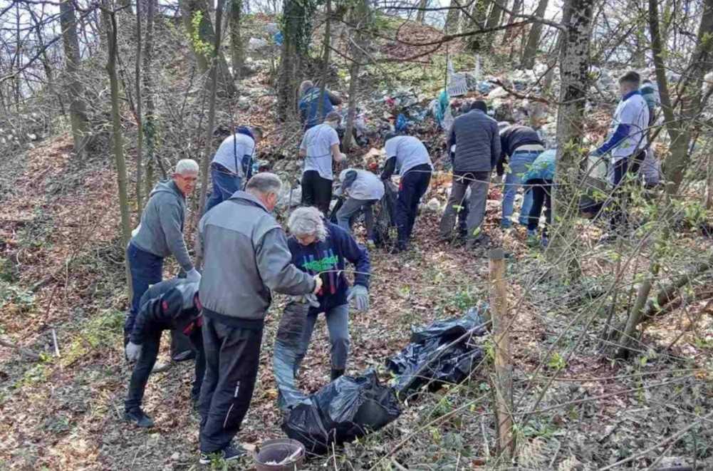 Ekologija: U ekološkoj akciji uklonjena najveća divlja deponija na Majevici, mještani Vakufa uređivali put kroz selo (Foto)