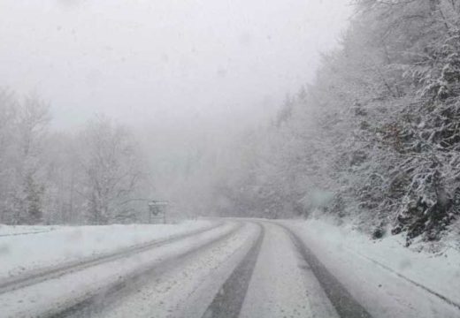 Oprez vozačima: Snijeg otežava saobraćaj u višim predjelima