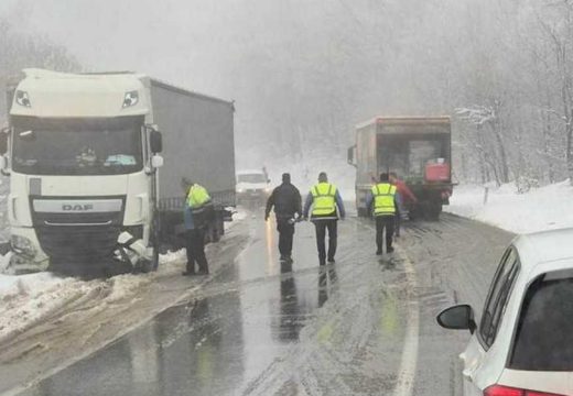 Snijeg donio probleme na putevima u BiH: Više saobraćajnih nesreća, kamioni ostaju zaglavljeni
