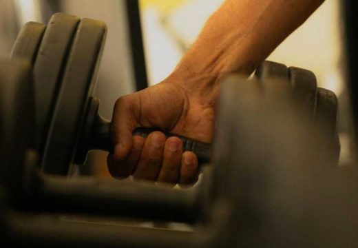 Redovan trening: Kako izgraditi mišiće u kalorijskom deficitu?