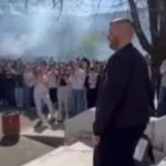 RS: Učenici škole u Banjaluci priredili emotivan oproštaj profesoru Anelu Hajiriću (Video)