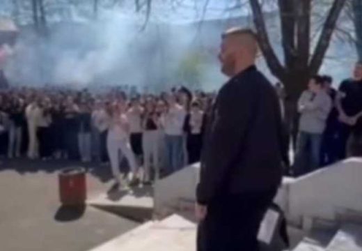 RS: Učenici škole u Banjaluci priredili emotivan oproštaj profesoru Anelu Hajiriću (Video)