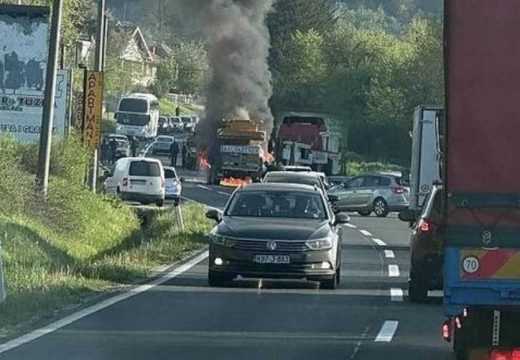 Buktinja na putu: Zapalio se kamion-dizalica, saobraćaj u potpunom prekidu