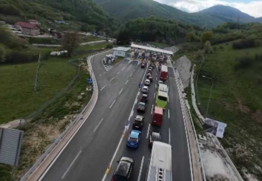 Prvomajski vikend paralisao saobraćaj: Vozači zarobljeni prema jugu BiH, a gužve na naplatnim kućicama i granicama
