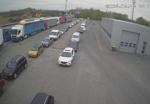Vozači na mukama: Duge kolone vozila na granici sa Hrvatskom i Srbijom, EES sistem usporio prelaze
