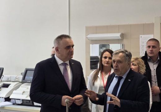JZU Bolnica „Sveti Vračevi“: Premijer Srpske u posjeti bijeljinskoj bolnici povodom automatizacije laboratorije (Foto)