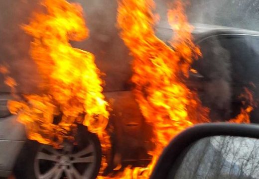 Drama u Tuzli: Tri vozila izgorjela tokom noći