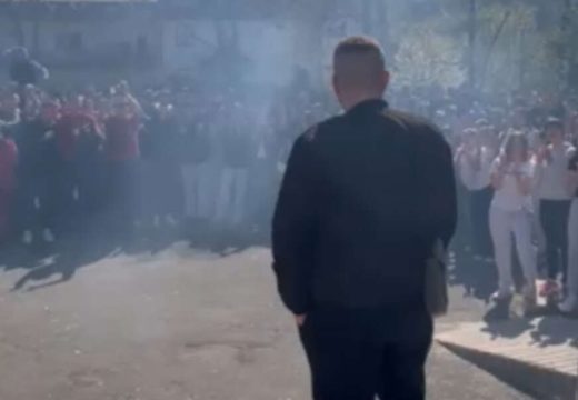 Suze, aplauzi i bunt: Odlazak profesora digao Medicinsku školu u Banjaluci na noge (Video)
