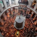 Blagodatni oganj sišao u Jerusalim: Večeras stiže u Hram Svetog Save u Beogradu