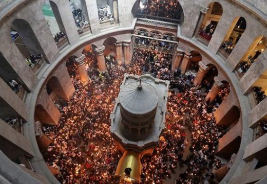 Blagodatni oganj sišao u Jerusalim: Večeras stiže u Hram Svetog Save u Beogradu