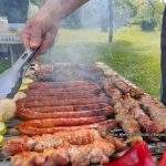 Većina omane u procjeni: Bliži se 1. maj, evo koliko je zapravo potrebno mesa i pića za 10 ljudi