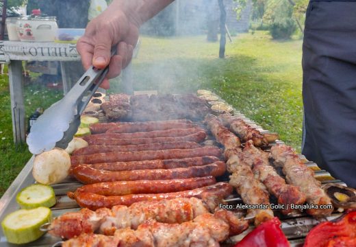 Većina omane u procjeni: Bliži se 1. maj, evo koliko je zapravo potrebno mesa i pića za 10 ljudi