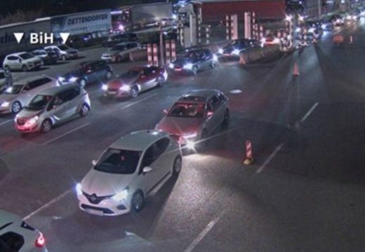 Kilometarske kolone na granicama: Čovjek čak osam sati čekao na naplatnoj rampi (Video)
