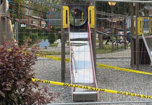 Užas u BiH: Osmogodišnjak teško povrijeđen na neispravnom igralištu