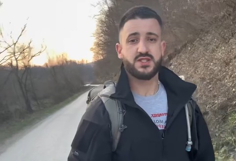 “Veseli se srpski rode”: Nakon 36 dana pješačenja Božidar iz Čelinca stigao na Svetu Goru (Video)