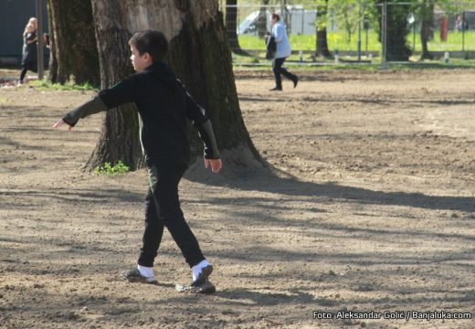 “Ljudi, objavite ovo da ne dođe do povreda”: Snimak “dječje igre” zabrinuo roditelje