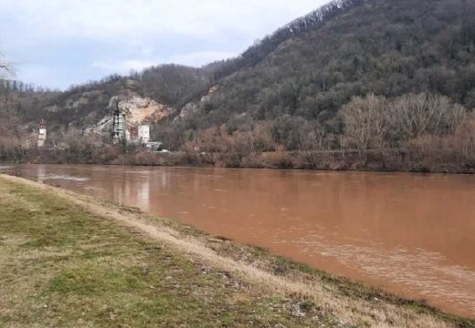 RS: Raste vodostaj Drine, zatvoren parking na obali
