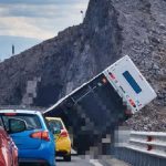 Dramatična scena u Hrvatskoj: Bura prevrnula kamp-prikolicu (Video)