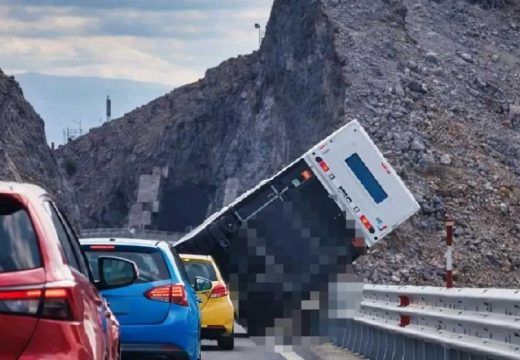 Dramatična scena u Hrvatskoj: Bura prevrnula kamp-prikolicu (Video)