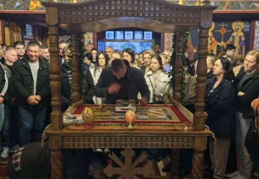 Majevički kraj u molitvi: Dr Nešković sa vjernicima na iznošenju plaštanice