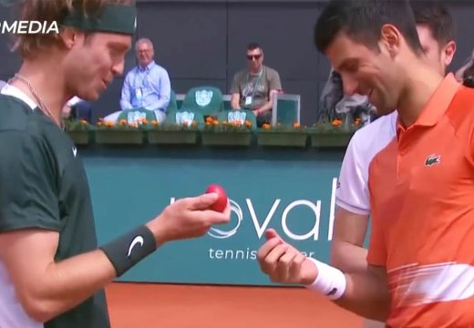Novak na Vaskrs pokazao svijetu kako to rade Srbi: Grlio Rusa u Beogradu i izvinjavao se publici
